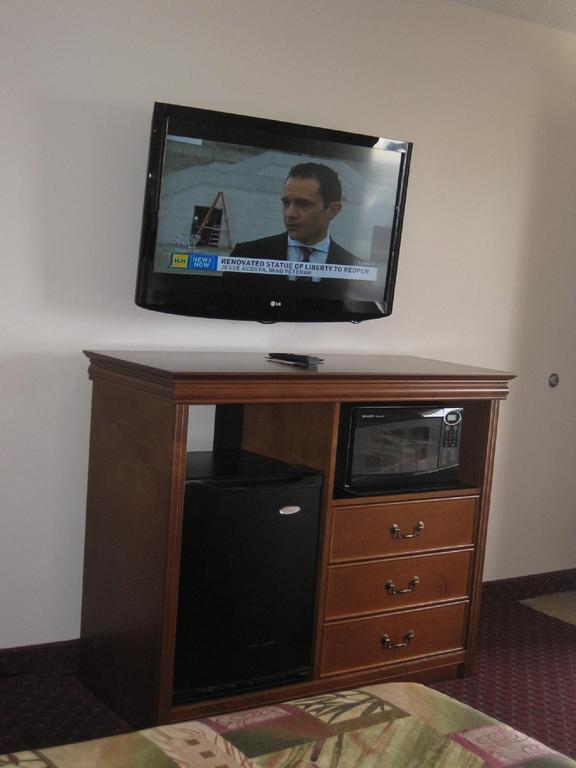 Briarwood Inn Of Geneva Room photo